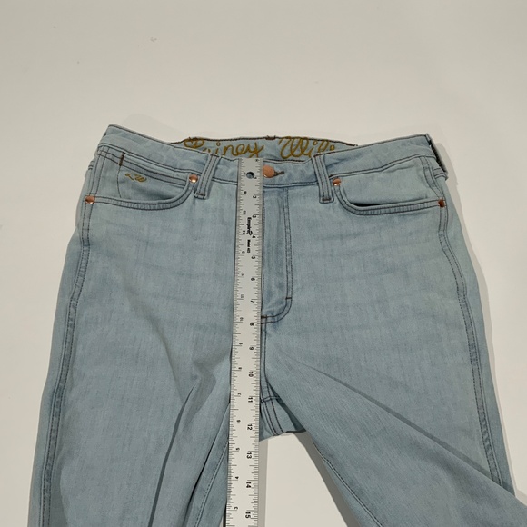 NEW 32X34 Wrangler x Lainey Wilson® Ladies' Boot Hugger Jeans in Bleach - Picture 9 of 11